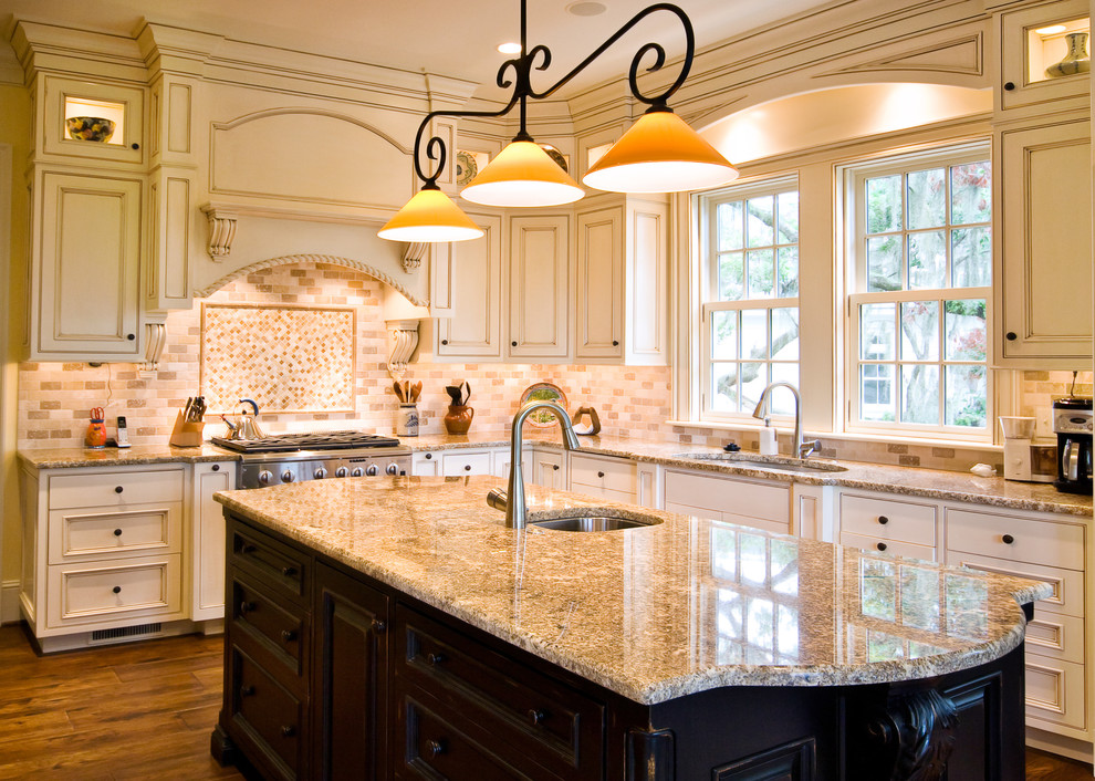 Inspiration for a traditional kitchen in Charleston with stainless steel appliances.