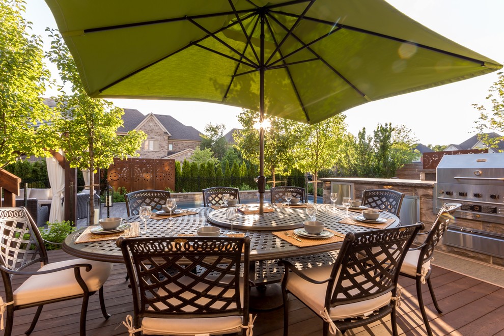 Design ideas for a transitional backyard landscaping in Toronto.