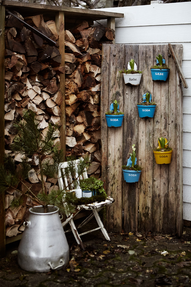 Design ideas for a small traditional garden in Aarhus with a vertical garden.