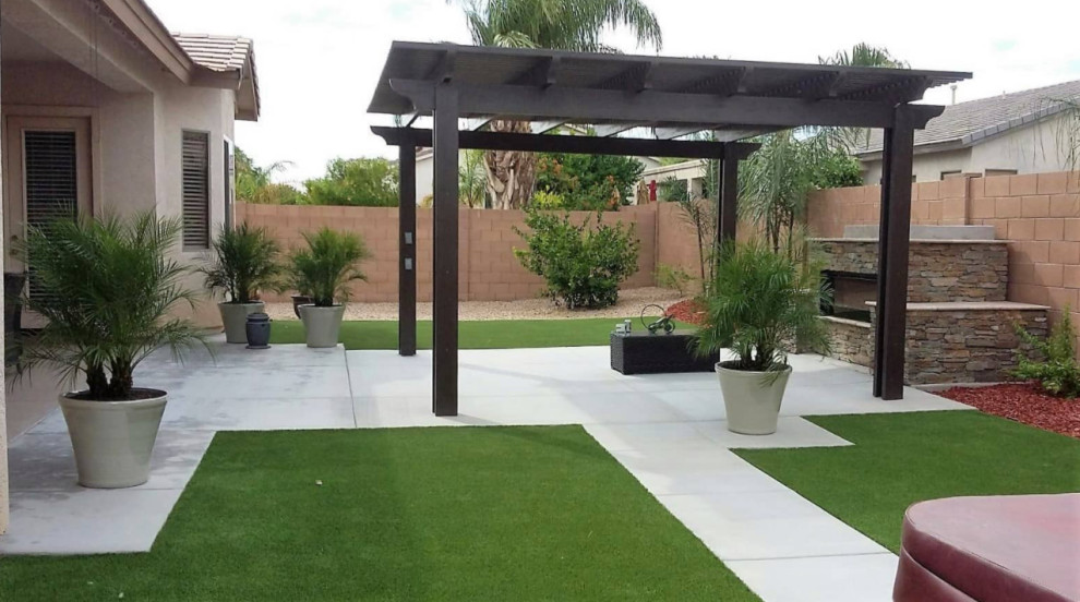 Mediterraner Garten hinter dem Haus mit Pergola in Phoenix