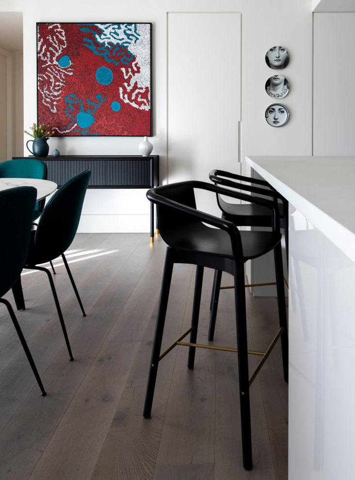Exemple d'une salle à manger ouverte sur le salon tendance de taille moyenne avec un mur blanc, parquet clair et un sol gris.