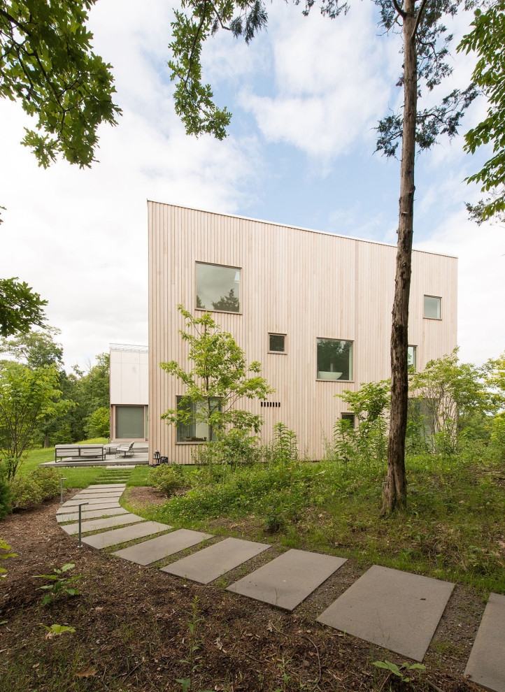Стильный дизайн: большой, двухэтажный, деревянный, коричневый частный загородный дом в современном стиле с крышей-бабочкой, металлической крышей и серой крышей - последний тренд