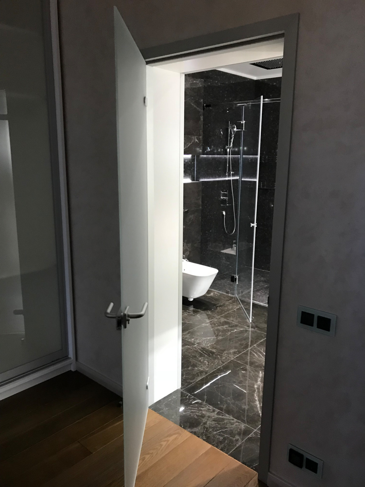 Стеклянные двери