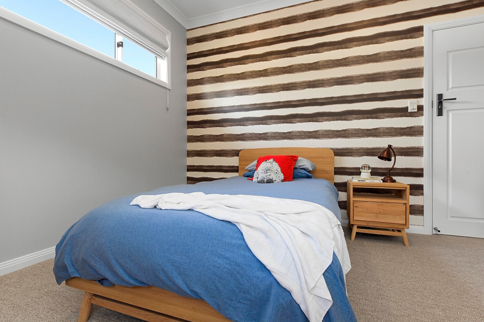 Идея дизайна: спальня среднего размера в восточном стиле с серыми стенами, ковровым покрытием, серым полом и обоями на стенах
