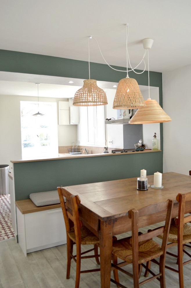 Idée de décoration pour une salle de séjour vintage de taille moyenne et ouverte avec un mur vert, parquet clair et un sol gris.