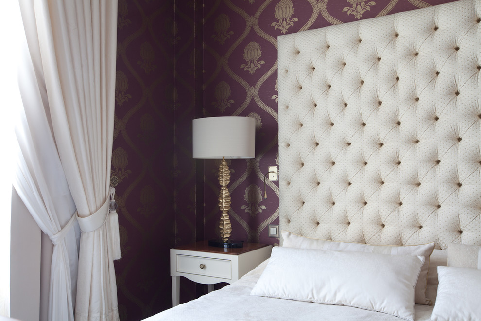 Свежая идея для дизайна: большая хозяйская спальня в классическом стиле с фиолетовыми стенами - отличное фото интерьера