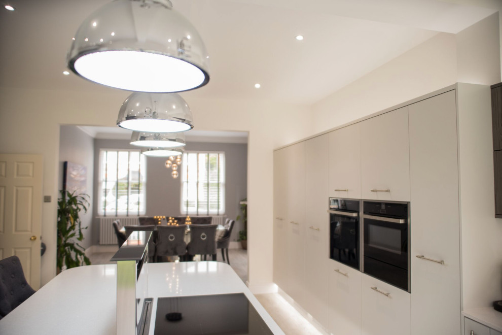 Design ideas for a modern kitchen in Hertfordshire with with island.