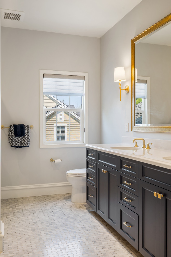 Inredning av ett klassiskt mellanstort en-suite badrum, med ett fristående badkar, en dusch/badkar-kombination och ett undermonterad handfat