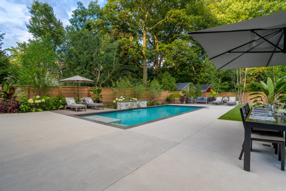 This is an example of a mid-sized transitional landscaping in Toronto.