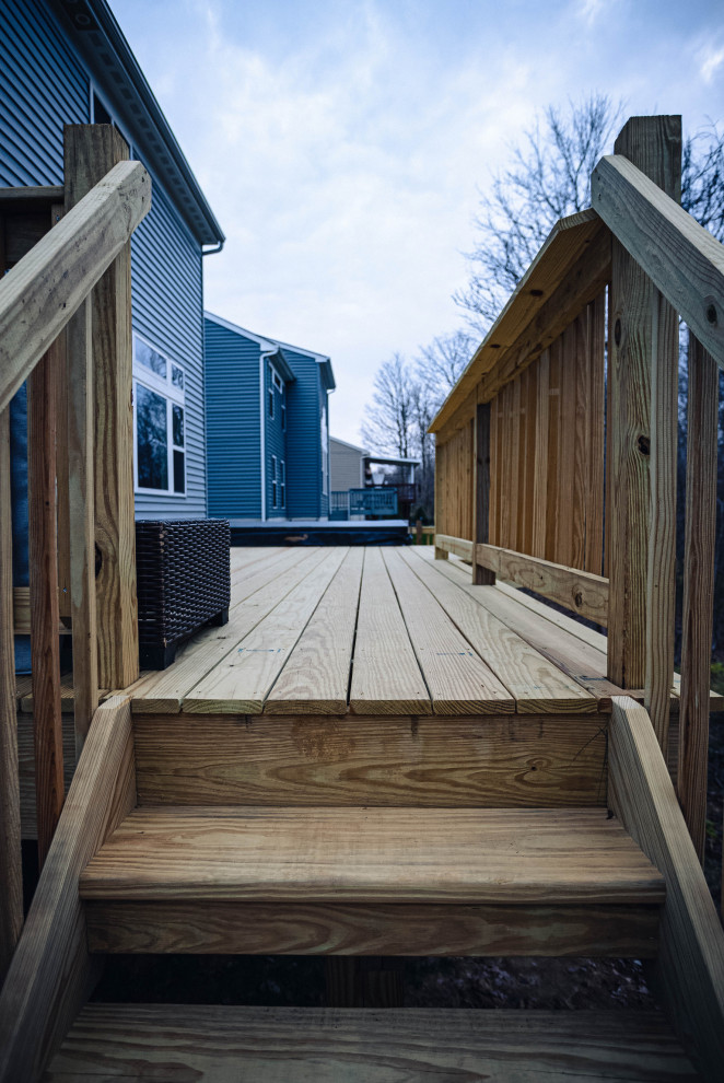 Idee per una terrazza american style di medie dimensioni, dietro casa e a piano terra con parapetto in legno