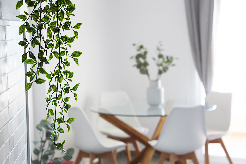 Ejemplo de comedor marinero de tamaño medio con paredes blancas, suelo de baldosas de cerámica y suelo beige