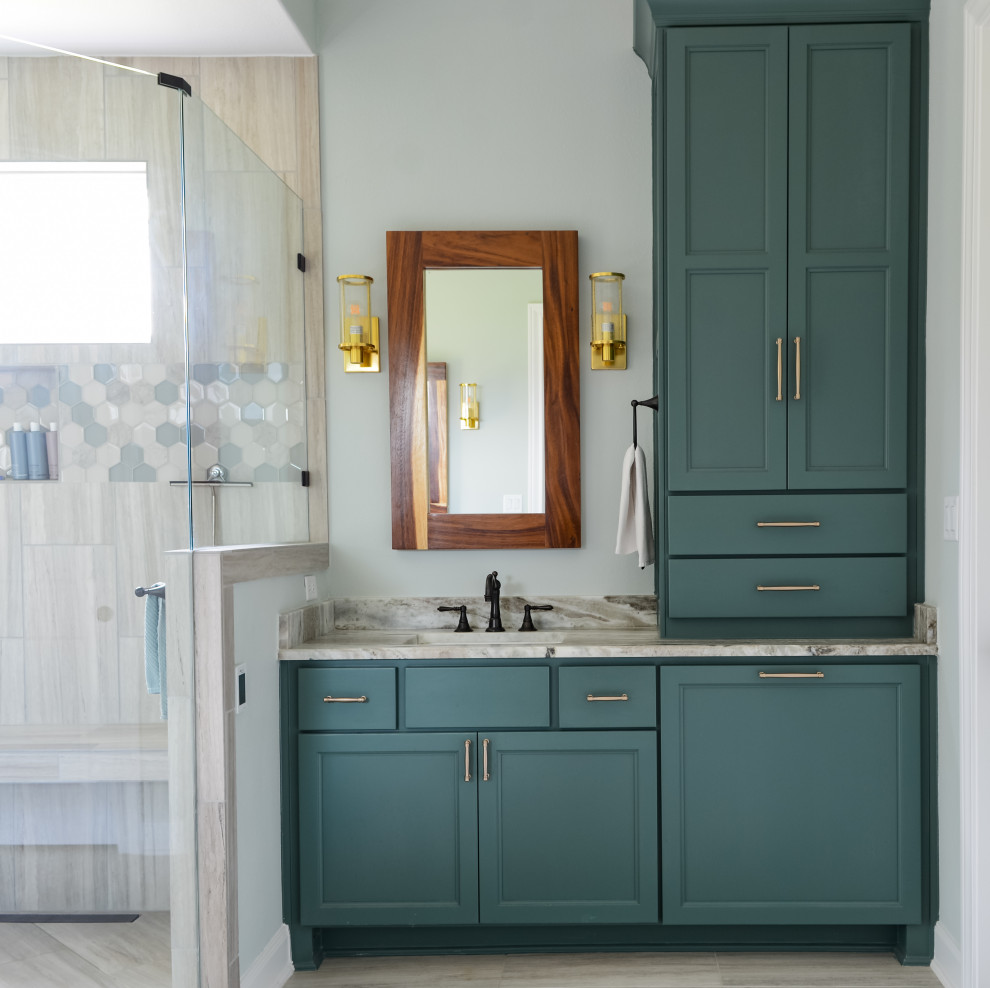 Lantlig inredning av ett stort en-suite badrum, med luckor med infälld panel, turkosa skåp, en kantlös dusch, blå väggar, klinkergolv i keramik, ett undermonterad handfat, granitbänkskiva och dusch med gångjärnsdörr