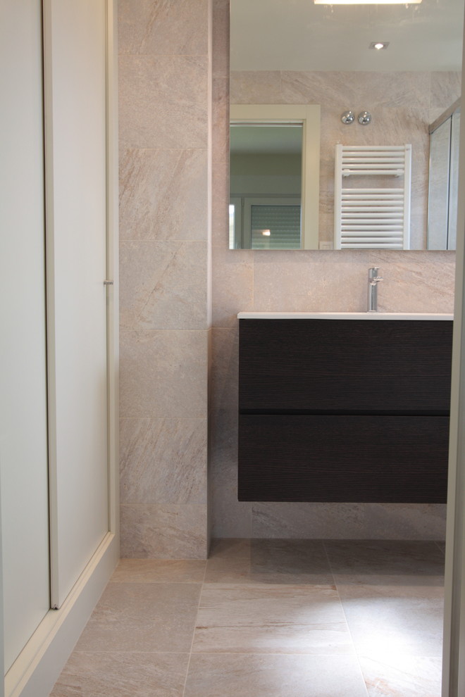 Small contemporary master bathroom in Bilbao with flat-panel cabinets, white cabinets, a curbless shower, a two-piece toilet, beige tile, porcelain tile, beige walls, porcelain floors, an undermount sink, engineered quartz benchtops, beige floor, a sliding shower screen, white benchtops, a single vanity, a floating vanity, recessed and brick walls.