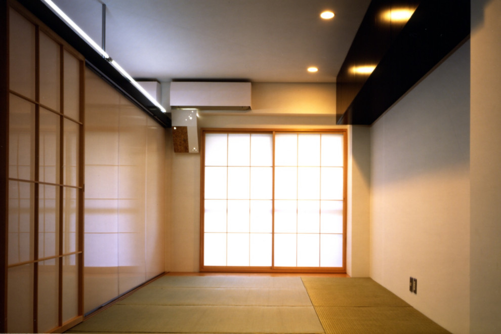 Cette image montre un petit bureau design de type studio avec un mur blanc, aucune cheminée, un plafond en papier peint, du papier peint, un sol de tatami et un sol vert.