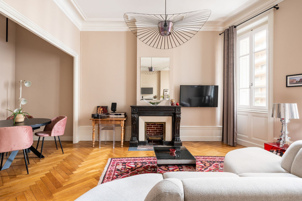 Idee per un grande soggiorno contemporaneo aperto con pareti beige e pavimento in legno massello medio