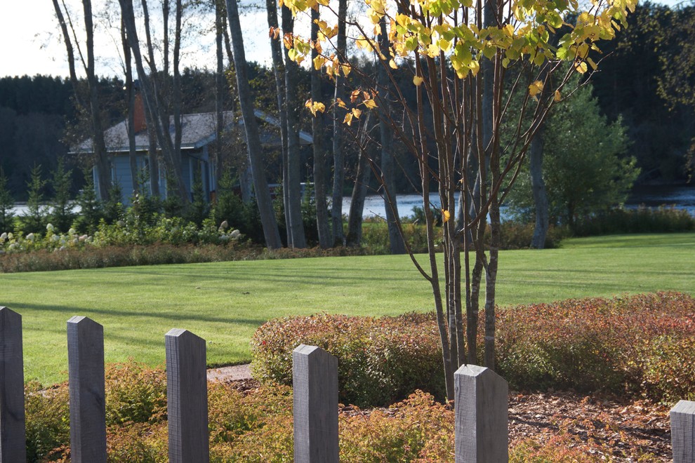 Большой дом на берегу реки