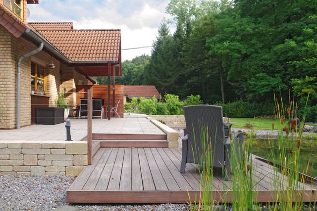 Terrasse mit Teichanlage traditional-deck