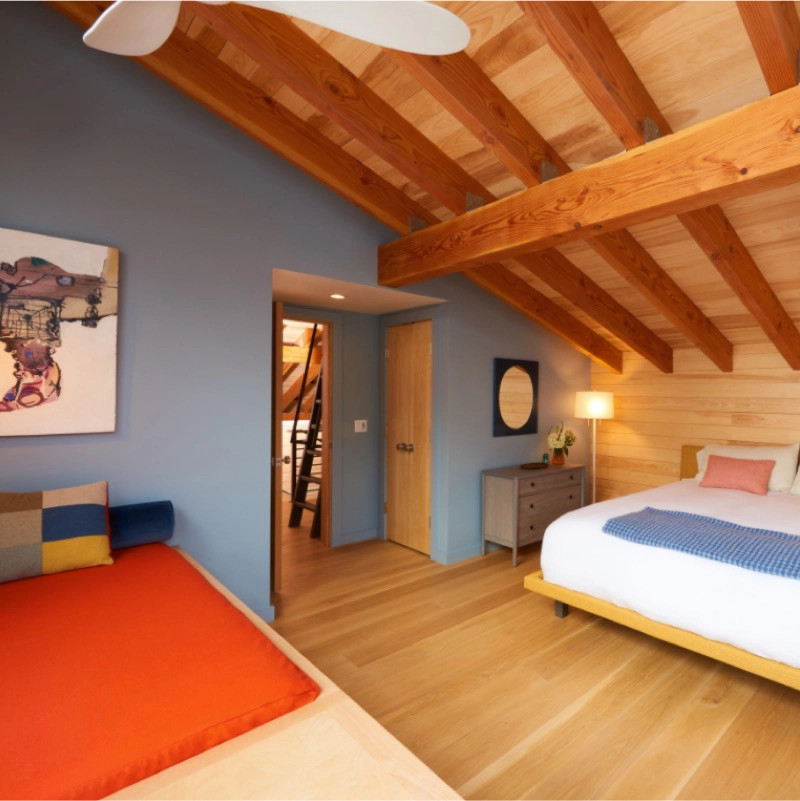 Idee per una camera degli ospiti moderna con pavimento in legno massello medio e soffitto in legno