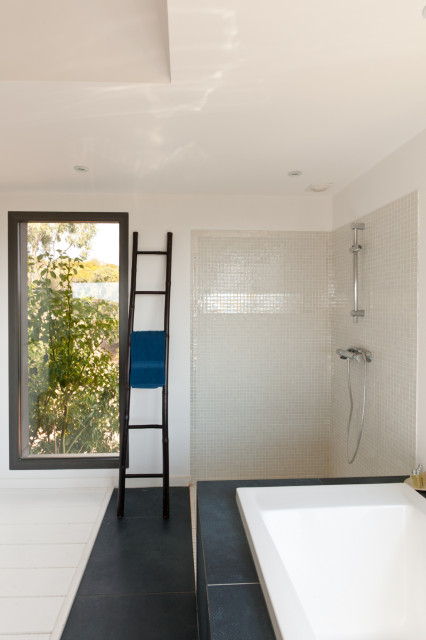 La maison furtive - Construction d'une maison individuelle contemporary-bathroom