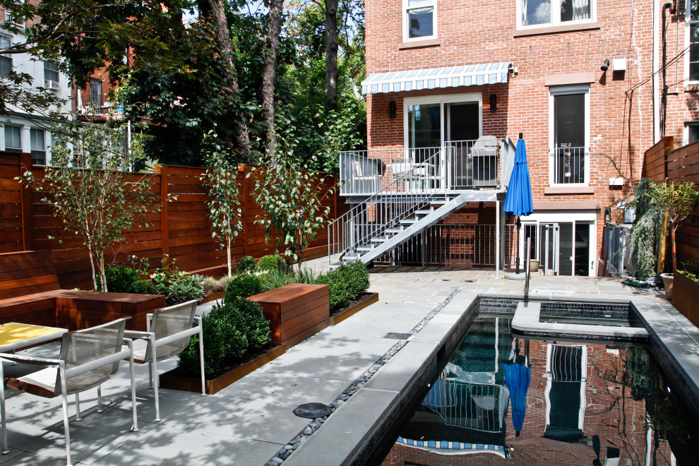 Ispirazione per una piccola piscina naturale minimalista rettangolare dietro casa con paesaggistica bordo piscina e pavimentazioni in mattoni