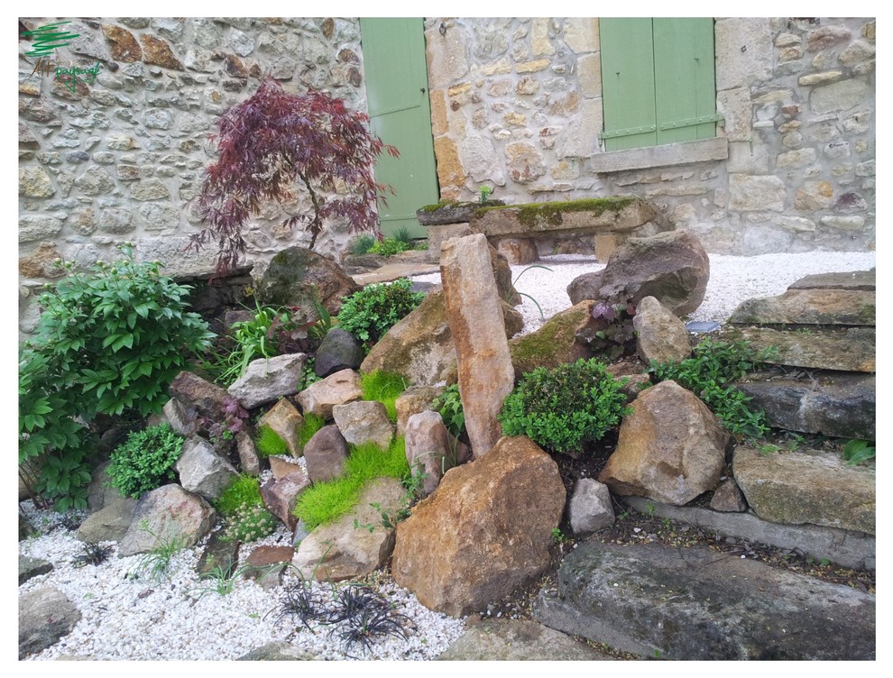 Inspiration for a small asian front yard garden in Montpellier with a garden path and gravel.