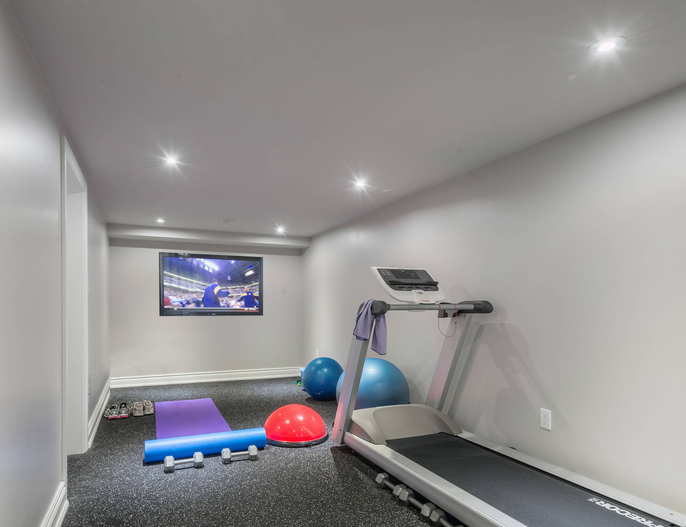 75 Home Gym with Gray Walls Ideas You