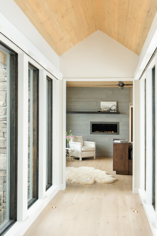 Идея дизайна: большая хозяйская спальня в современном стиле с серыми стенами, светлым паркетным полом, стандартным камином, фасадом камина из плитки, коричневым полом и деревянным потолком