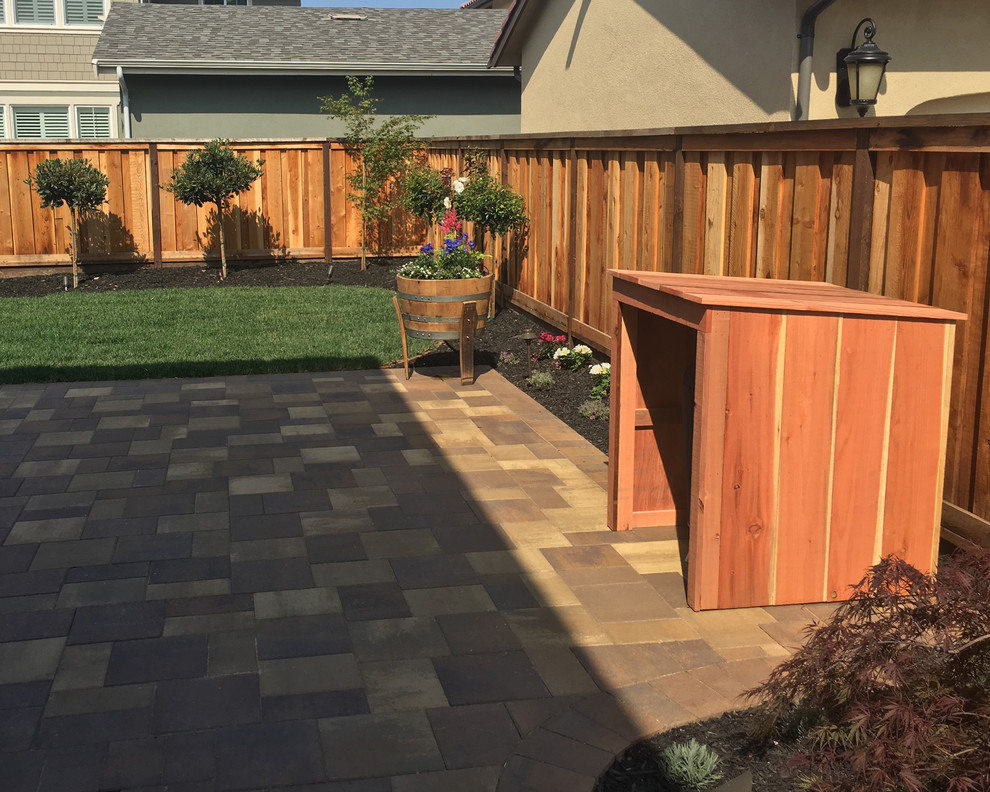 Inspiration for a mid-sized arts and crafts backyard patio in San Francisco with concrete pavers.