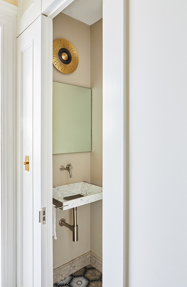 Aménagement d'un petit WC et toilettes classique avec carreaux de ciment au sol, un lavabo suspendu et meuble-lavabo suspendu.