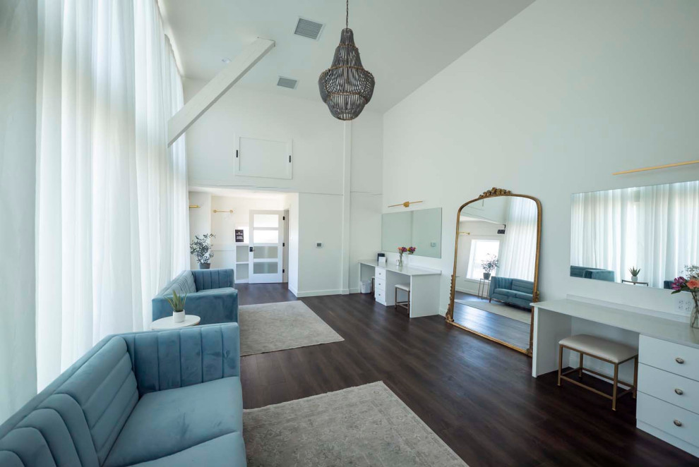 Mittelgroße Rustikale Gästetoilette mit weißen Schränken, weißer Wandfarbe und braunem Boden