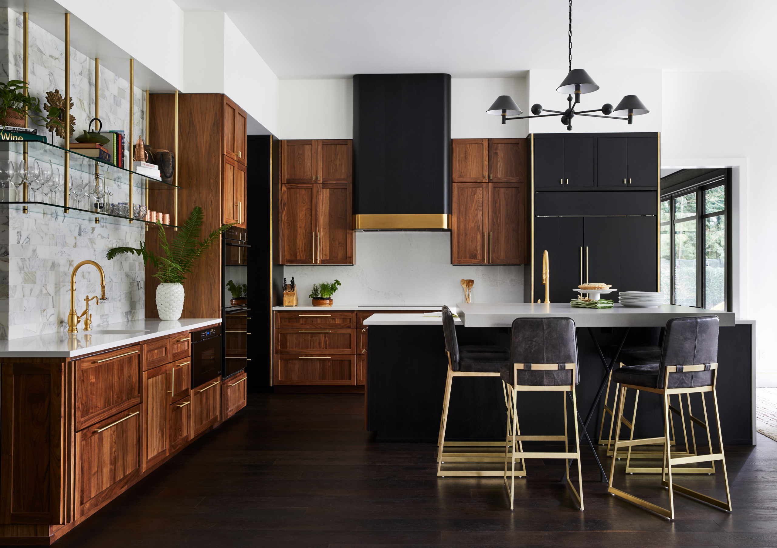 New This Week: 3 Kitchens That Stylishly Mix Dark and Light, image size:2560x1806