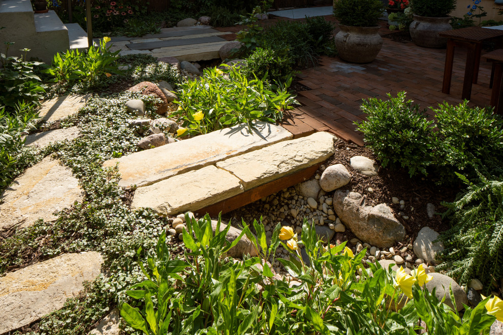 Design ideas for a rustic landscaping in Chicago.