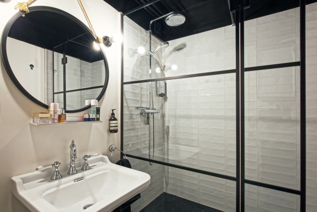 R&eacute;publique transitional-bathroom
