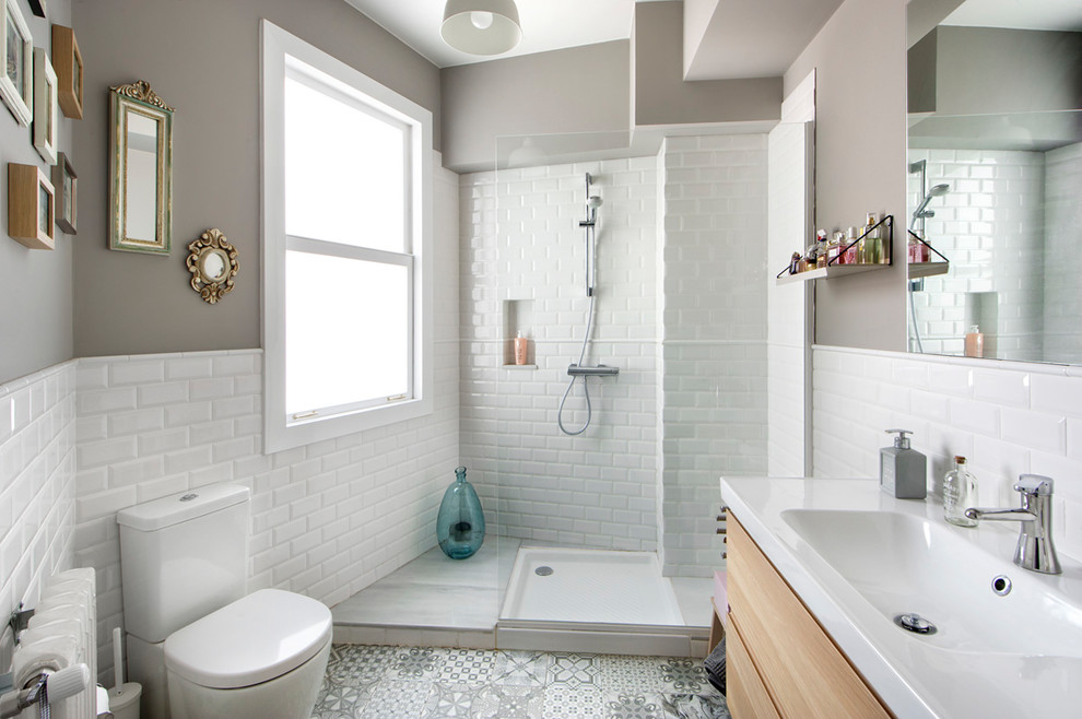На фото: ванная комната среднего размера в современном стиле с плоскими фасадами и душевой кабиной