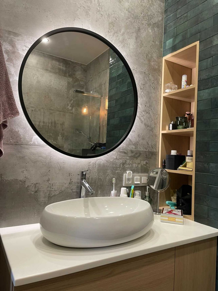 Imagen de cuarto de baño principal, único, flotante y gris y blanco escandinavo de tamaño medio con baldosas y/o azulejos grises, baldosas y/o azulejos de cerámica, paredes grises, lavabo encastrado, encimera de acrílico y encimeras blancas