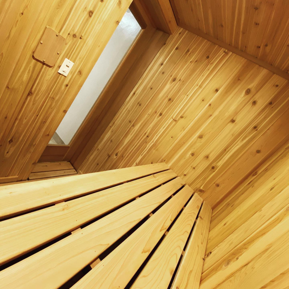 Foto de sauna clásica de tamaño medio