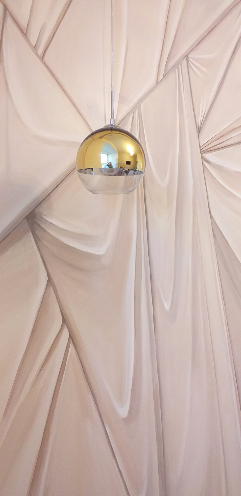 Роспись стены в изголовье кровати в спальне