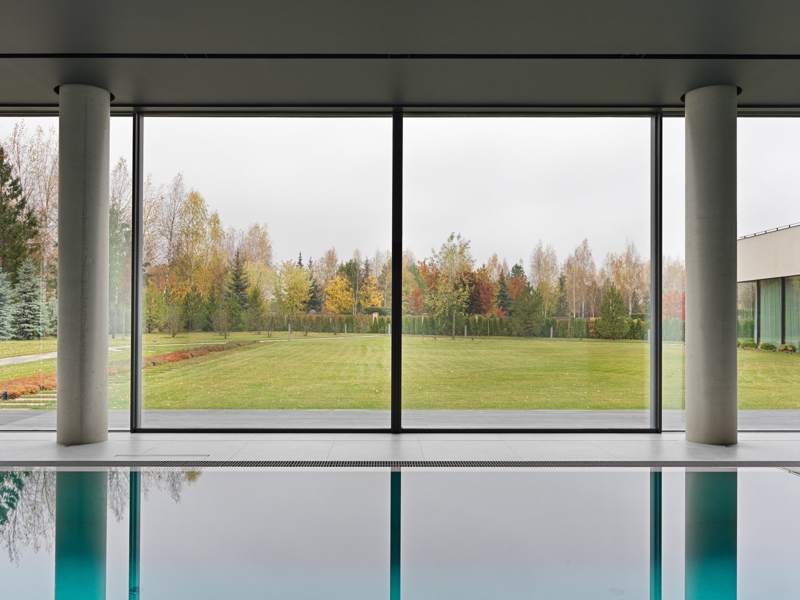 Дом из архитектурного бетона в поселке “Миллениум Парк”