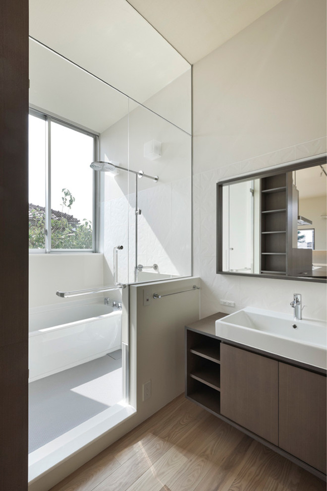 Design ideas for a modern bathroom in Tokyo.