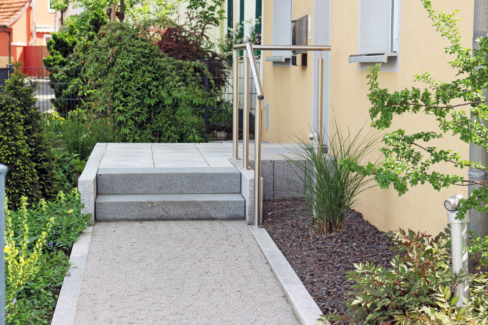 Inspiration for a small contemporary concrete straight staircase in Nuremberg with concrete risers and metal railing.