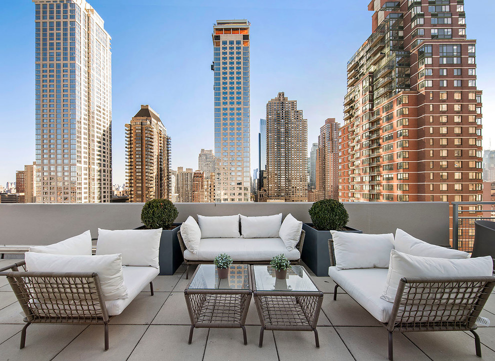 Design ideas for a mid-sized contemporary rooftop and rooftop deck in New York.