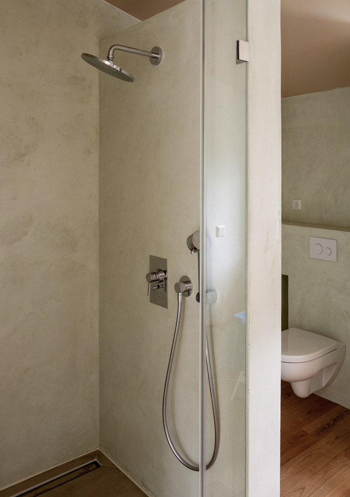This is an example of a small contemporary 3/4 bathroom in Hamburg.