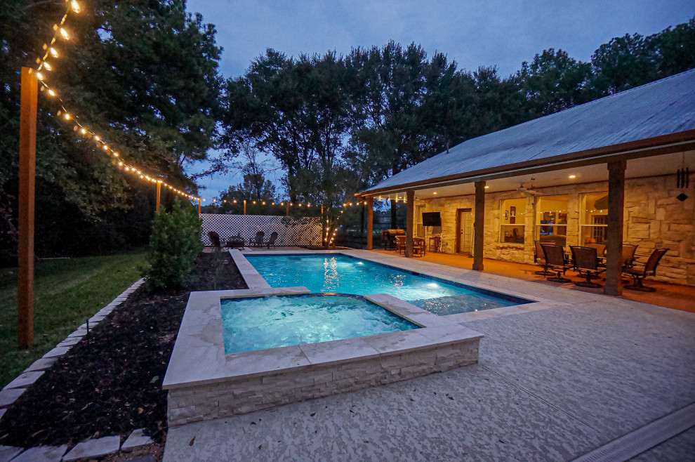 Modelo de piscinas y jacuzzis campestres de tamaño medio rectangulares en patio trasero con entablado