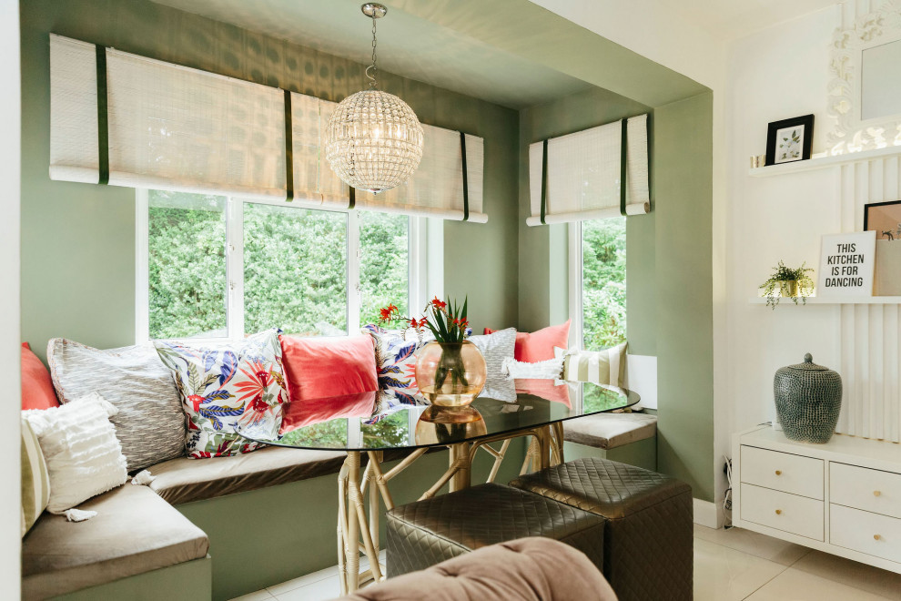 Idee per un grande soggiorno shabby-chic style aperto con sala formale, pareti verdi, TV a parete e pareti in perlinato