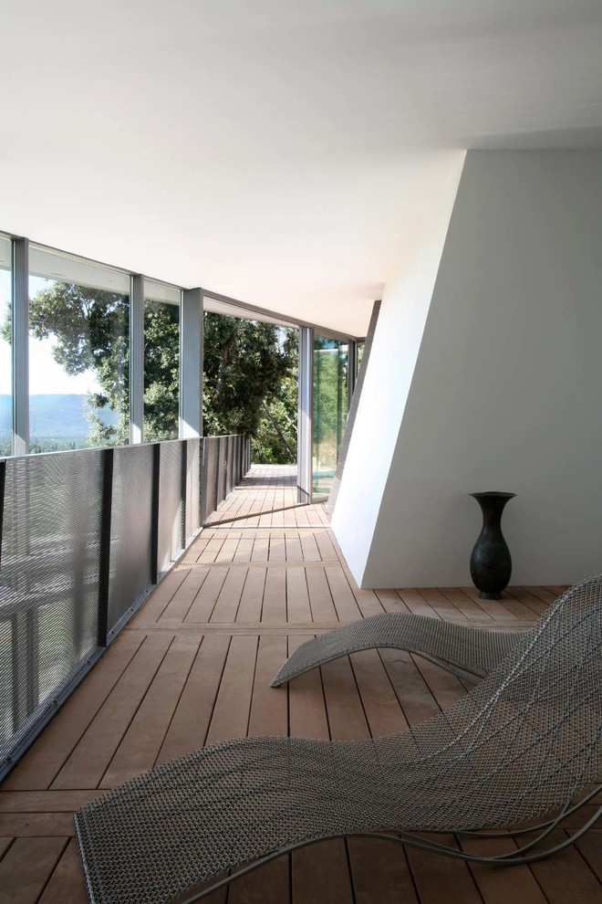 Photo of a large contemporary deck in Marseille.