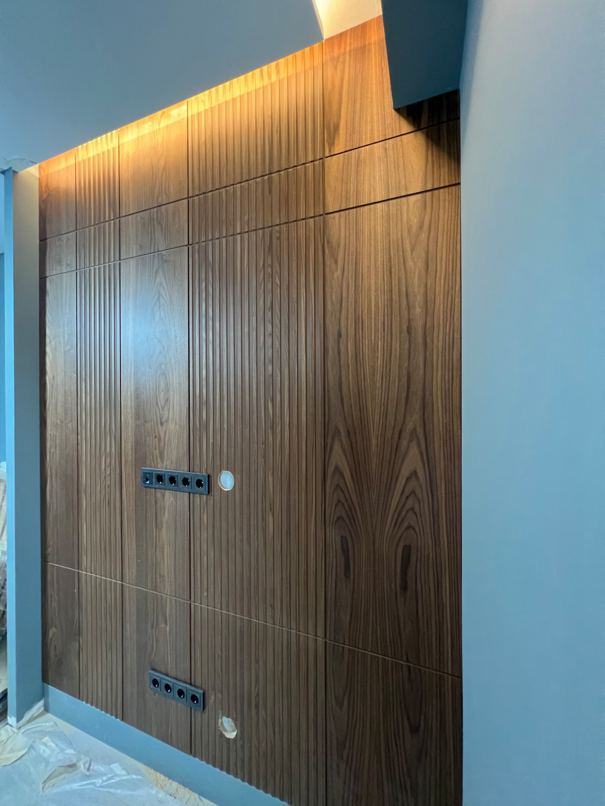 Панелирование спальни