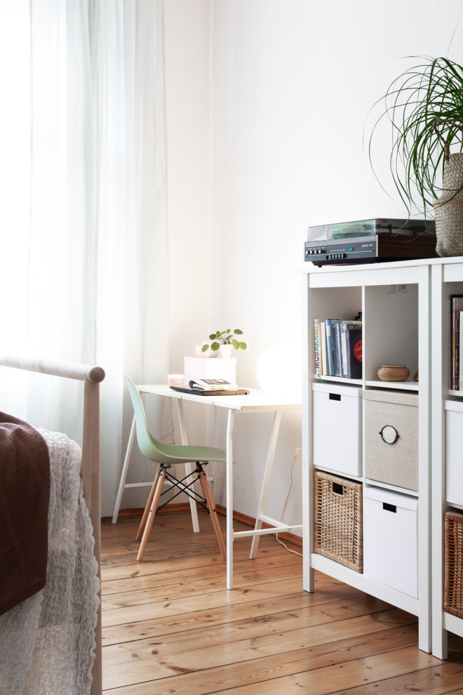 Стильный дизайн: гостиная комната среднего размера в скандинавском стиле - последний тренд