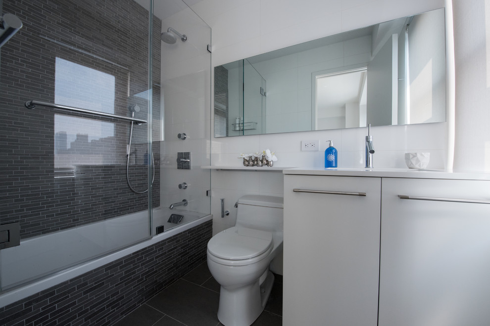 Minimalist bathroom photo in New York