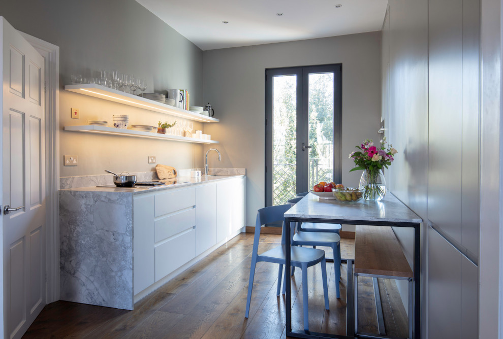 Источник вдохновения для домашнего уюта: параллельная кухня среднего размера в современном стиле с обеденным столом
