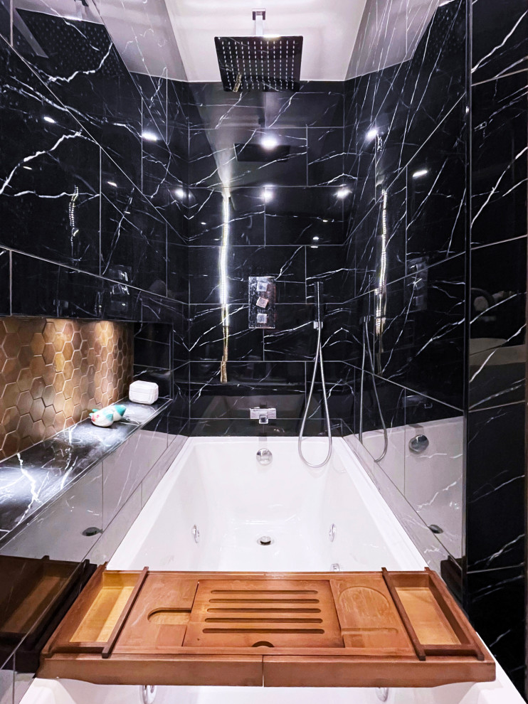 Пример оригинального дизайна: главная ванная комната среднего размера в стиле модернизм с гидромассажной ванной, душем над ванной, черными стенами, светлым паркетным полом, черной плиткой, мраморной плиткой, белым полом, открытым душем и сводчатым потолком